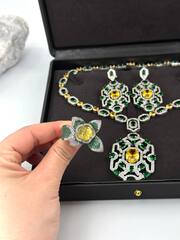 30430- Комплект украшений колье + серьги в стиле BVLGARY с зелеными и желтыми камнями