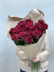 Букет 19 красных роз Эквадор 70см в крафте