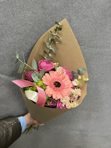 Букет из кустовой розы, герберы и зелени