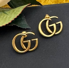 28412 -Серьги-пусеты в форме логотипа GUCCI