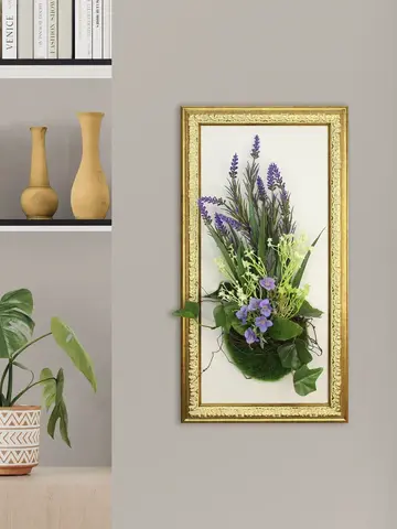 Искусственные цветы в багетной раме для декора