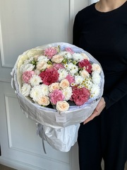 Букет из хризантемы, ромашки, кустовых пионовидных роз и диантусов