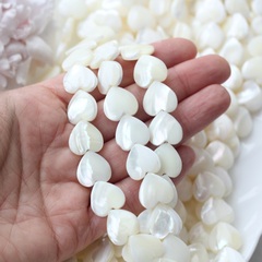 Перламутр натуральный, в форме сердца 15 мм, 1 нить ПР110