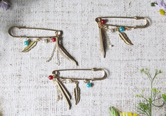 Булавки декоративные с пером, р. 6,8х1,5 см.