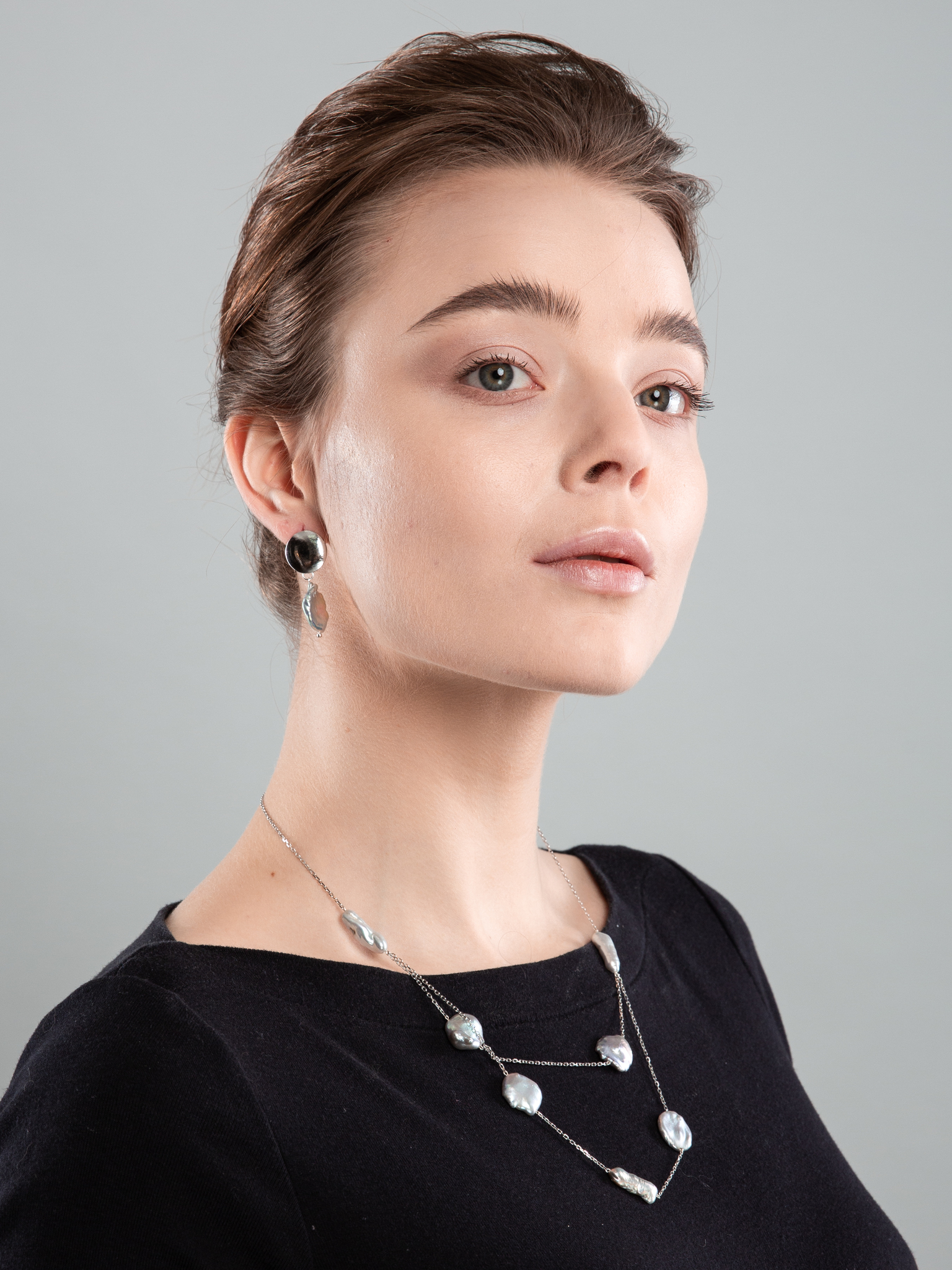 Серебряное колье из серого жемчуга барокко