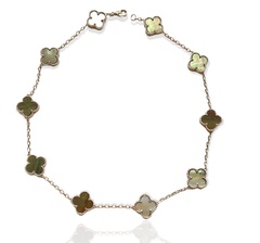 72235-kole-trendy-iz-serebra-s-tyomnym-perlamutrom-10-motivov-klever