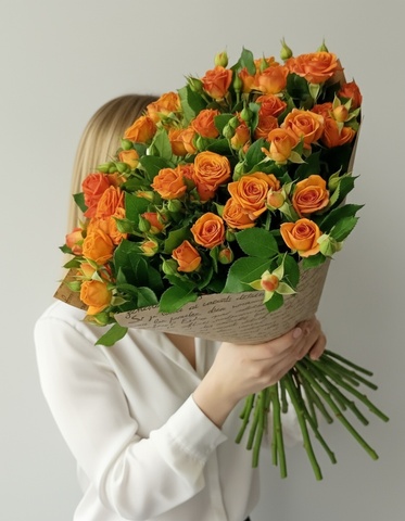 Букет из 15 кустовых оранжевых роз