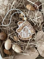 Домик белый с золотом. Подвеска FG-164