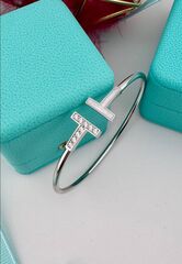 Браслет Т из серебра 925 пробы с фианитами и эмалью в стиле Tiffany