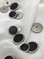Пуговицы серебристые с черной серединкой