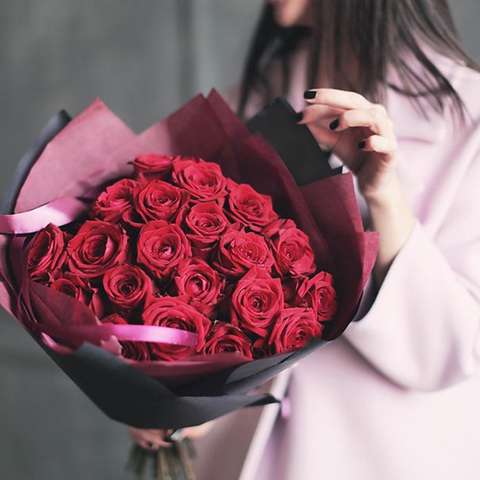Стильный букет из 25 красных роз