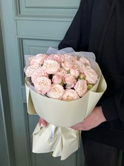 Букет из кустовой пионовидной розы в оформлении - Бомбастик крупный бутон