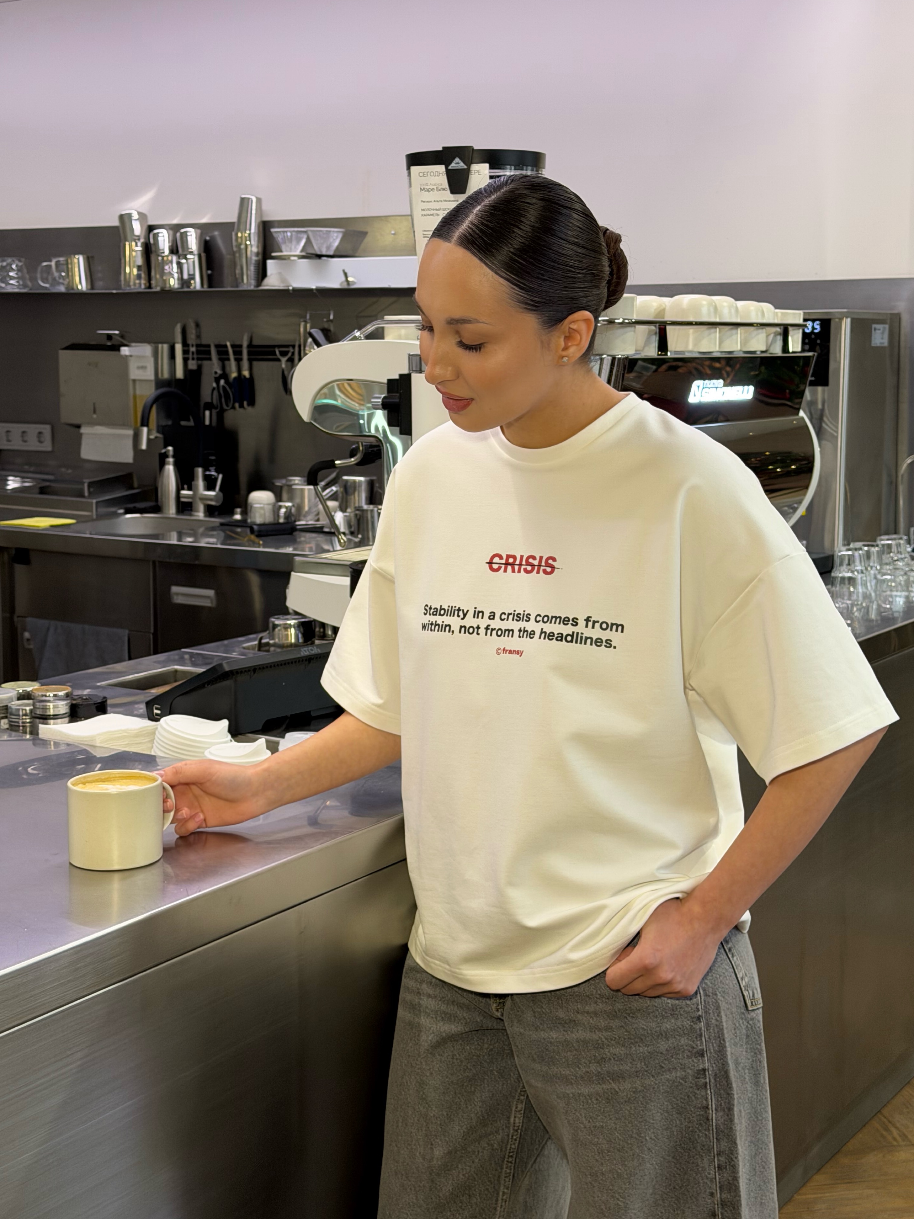 Футболка CRISIS, молочная