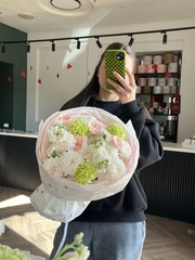 Букет из хризантемы, диантусов, кустовых пионовидных роз и маттиолы