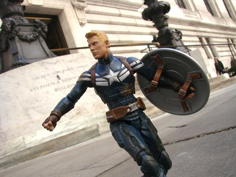 Марвел Селект фигурка Капитан Америка с повреждениями — Marvel Select Battle Damaged Exclusive