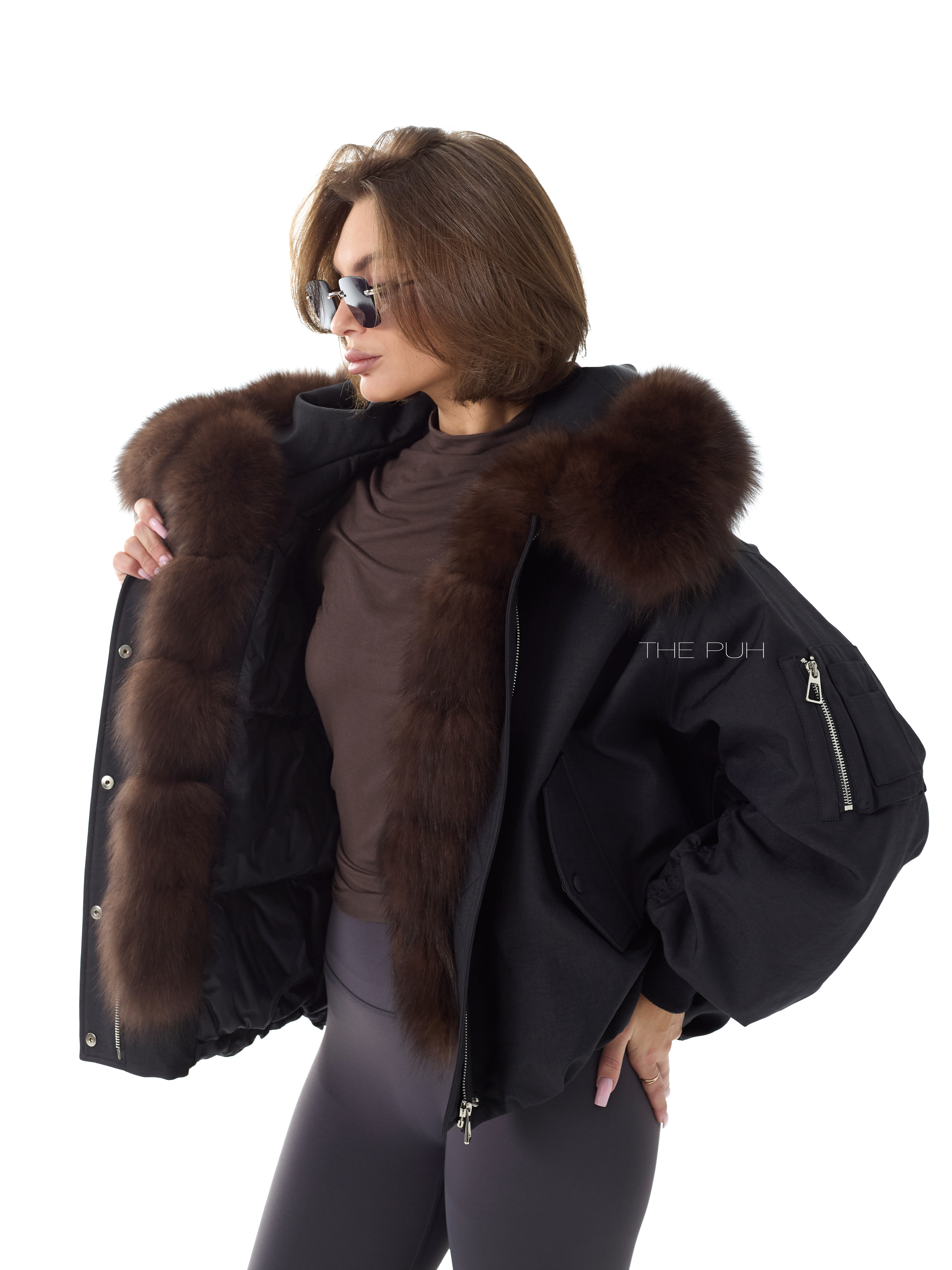 Черная пуховая парка с капюшоном и меховой оторочкой