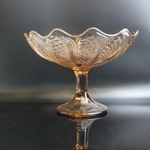 Ваза фруктовница для сервировки на ножке янтарное литое стекло с резным декором, 16.5 см, винтаж СССР 1970-1990 гг