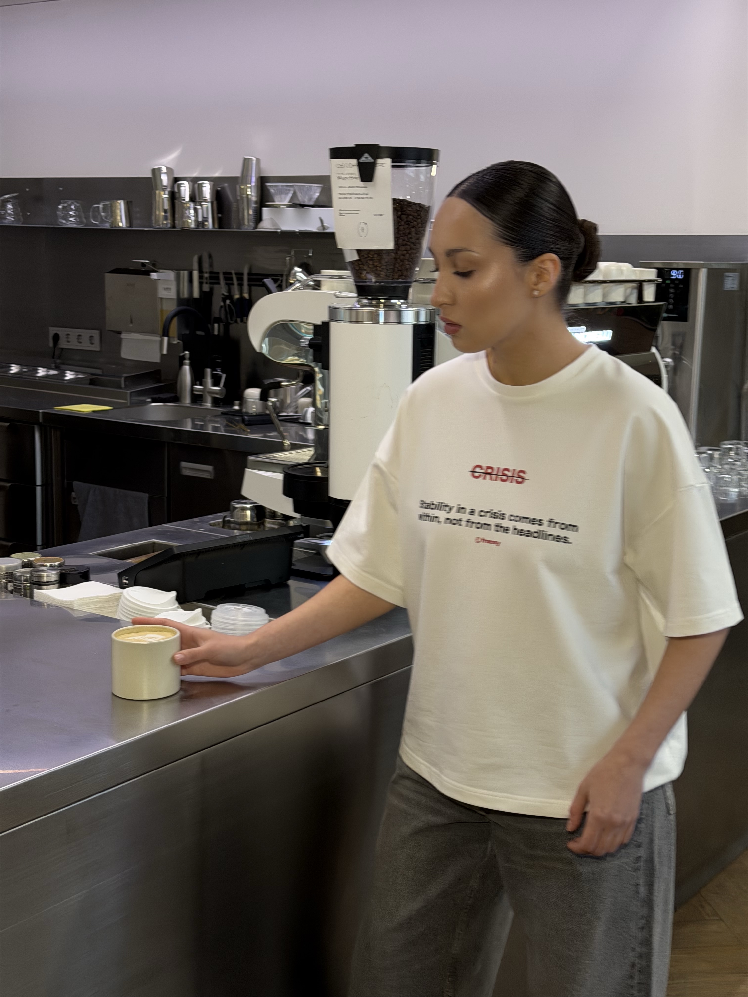 Футболка CRISIS, молочная