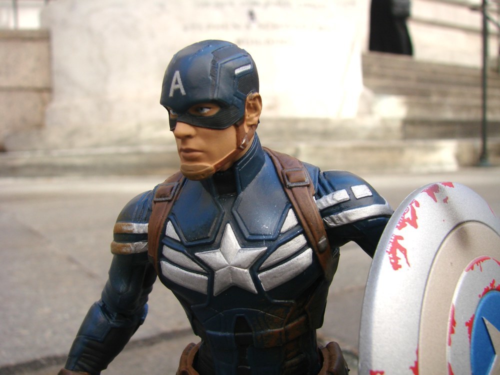 Марвел Селект фигурка Капитан Америка с повреждениями — Marvel Select Battle Damaged Exclusive