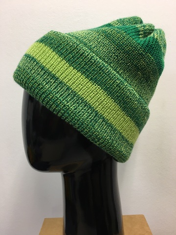 Зимняя полосатая объемная двухслойная шапочка бини в зеленой гамме