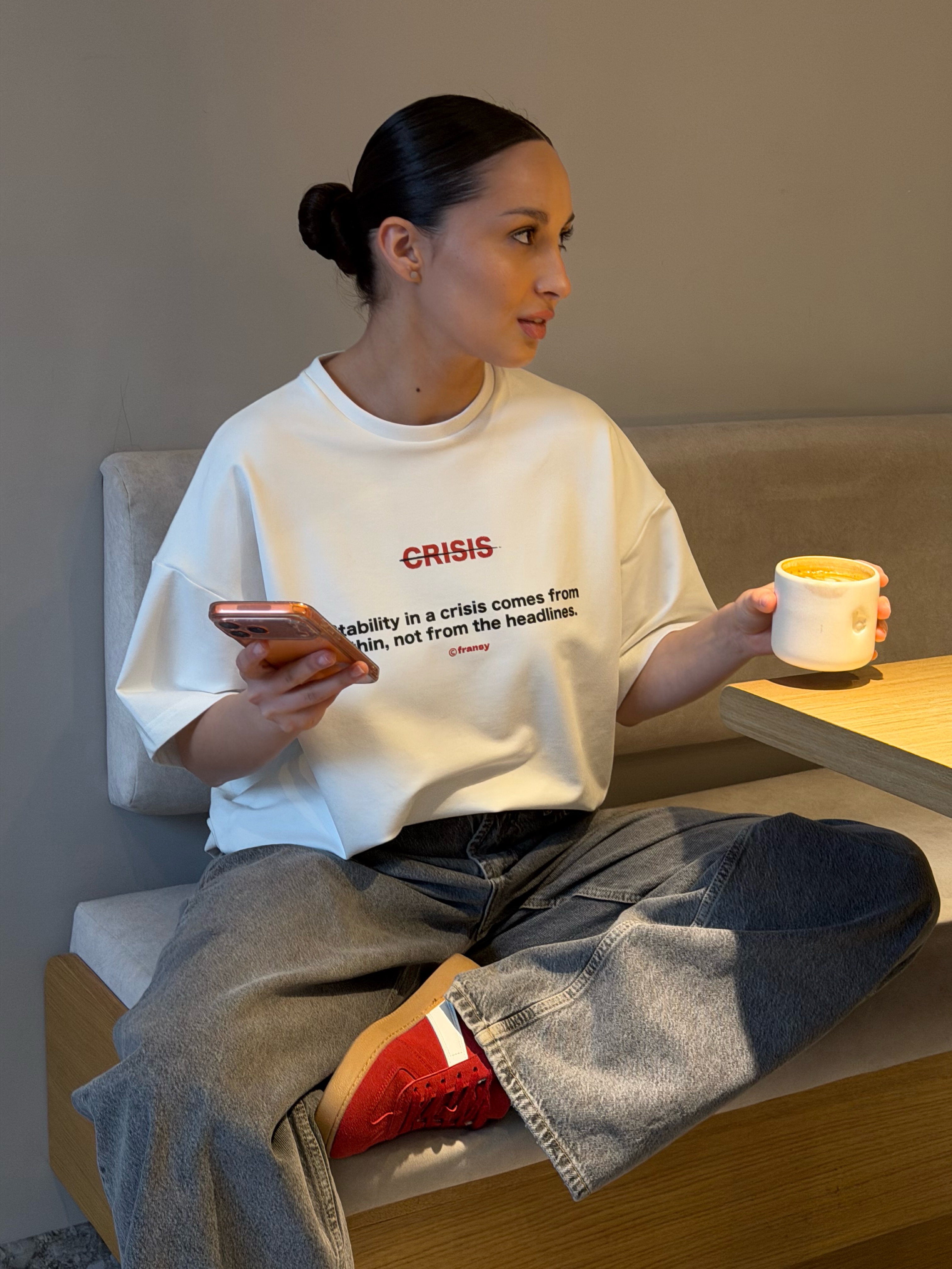 Футболка CRISIS, молочная