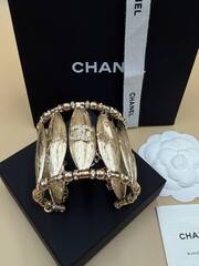 braslet-manzheta-shirokij-s-dvumya-zastezhkami-chanel-cvet-shampan