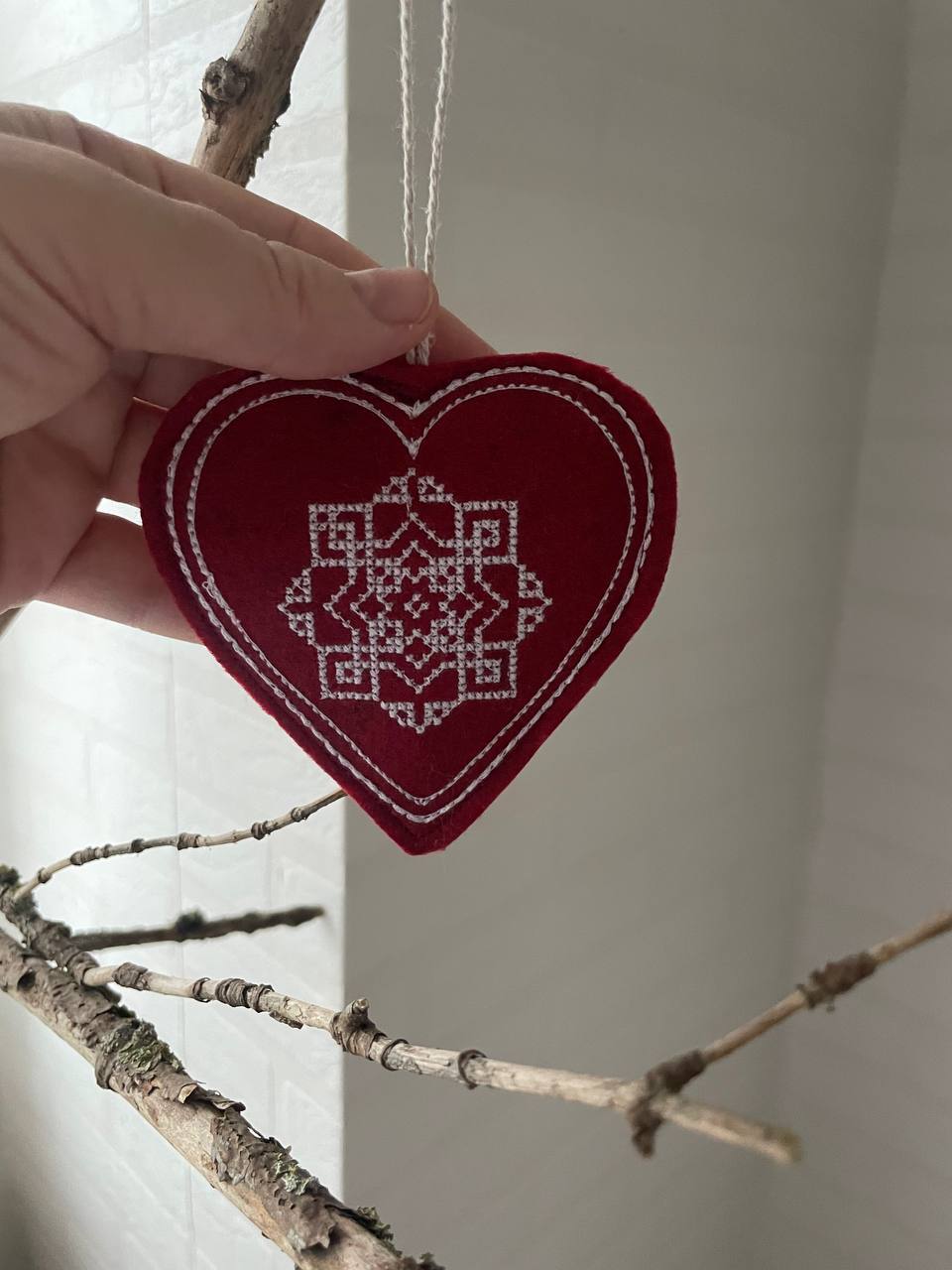 Сердце. Подвеска из фетра с вышивкой в этностиле NYF-0625-Maxi