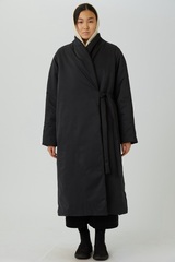 Зимнее пальто на запах из черной бархатистой мембраны