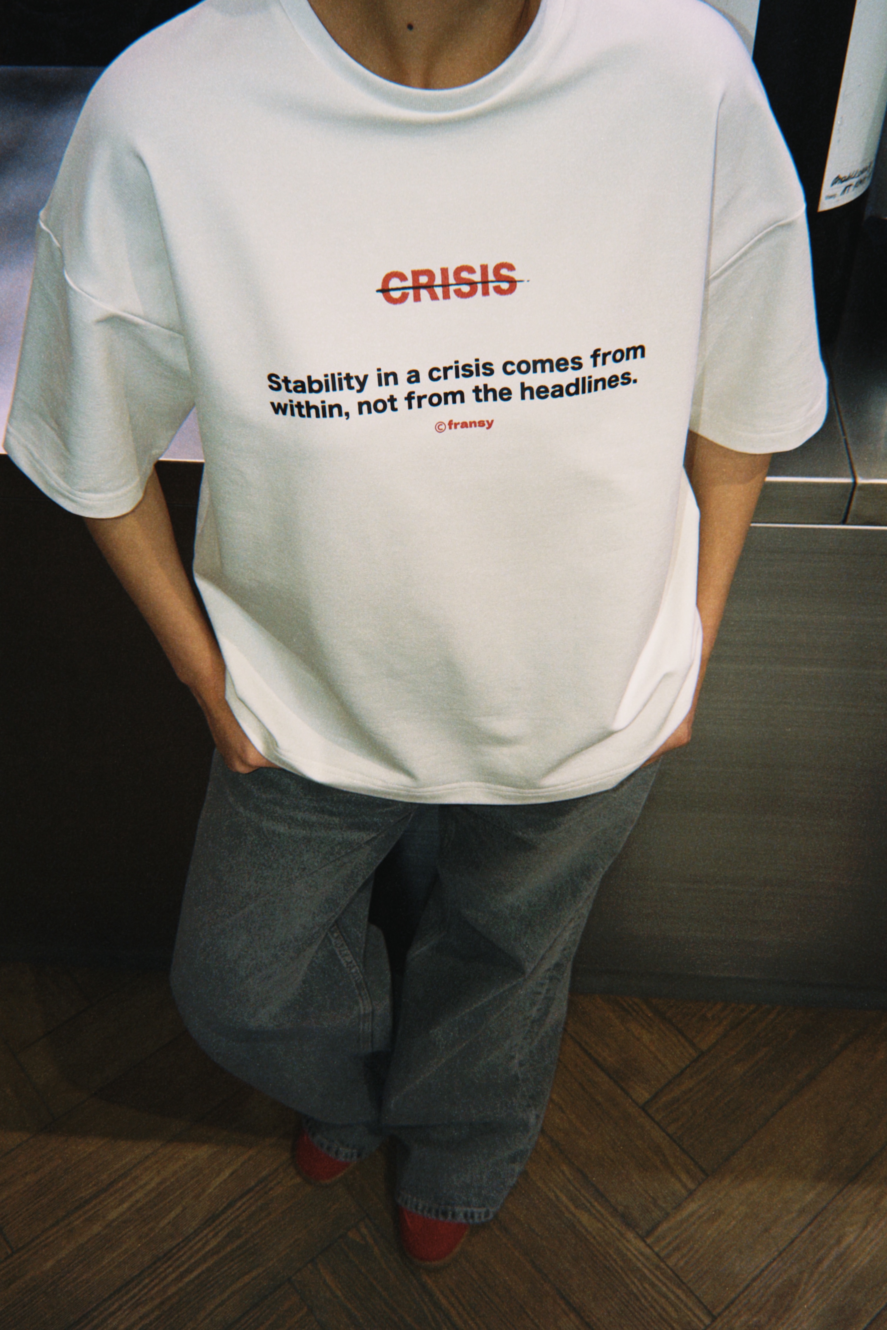 Футболка CRISIS, молочная