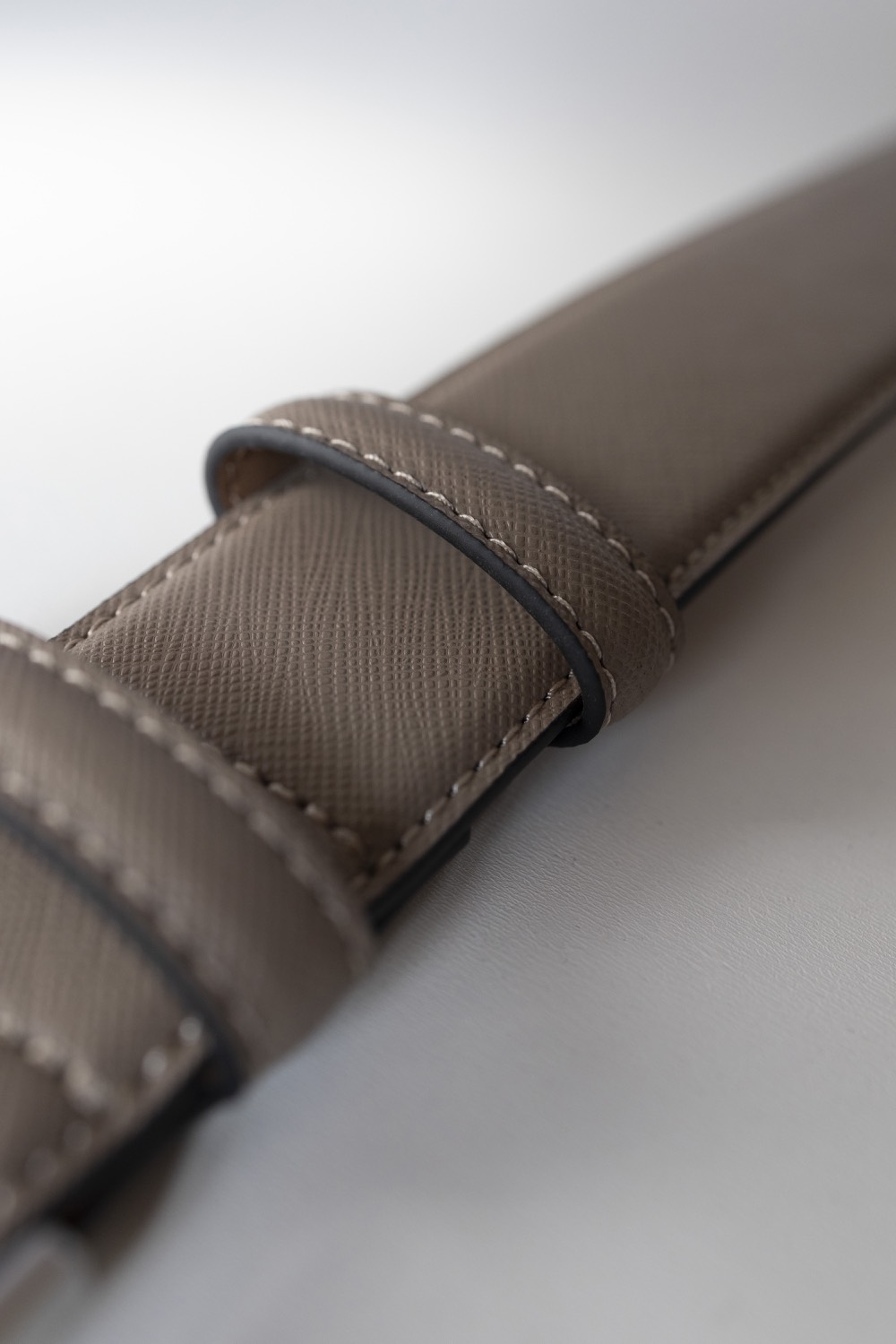 Классический ремень из кожи saffiano с пряжкой серебро, 35 мм, серо-коричневый