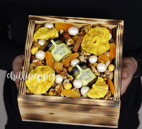 Подарочный набор орехи и сухофрукты #706