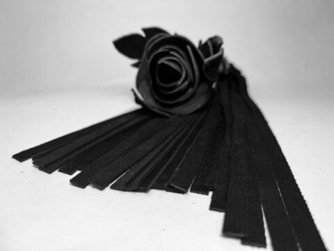 Черная замшевая плеть с лаковой розой в рукояти - 40 см. - БДСМ Арсенал 54070ars