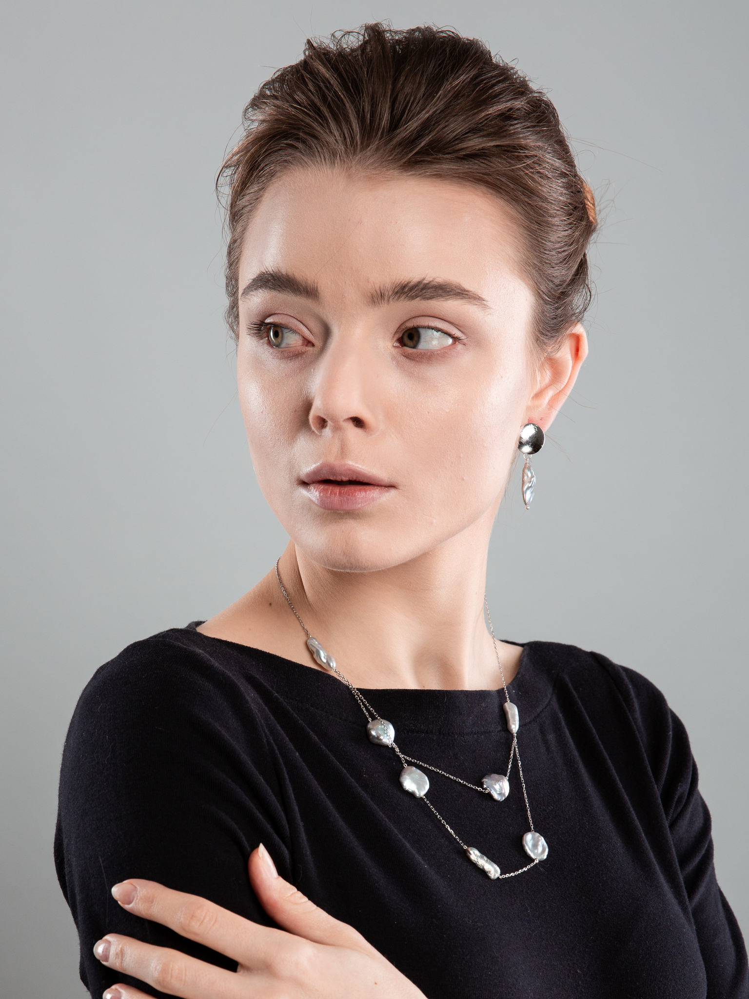 Серебряное колье из серого жемчуга барокко