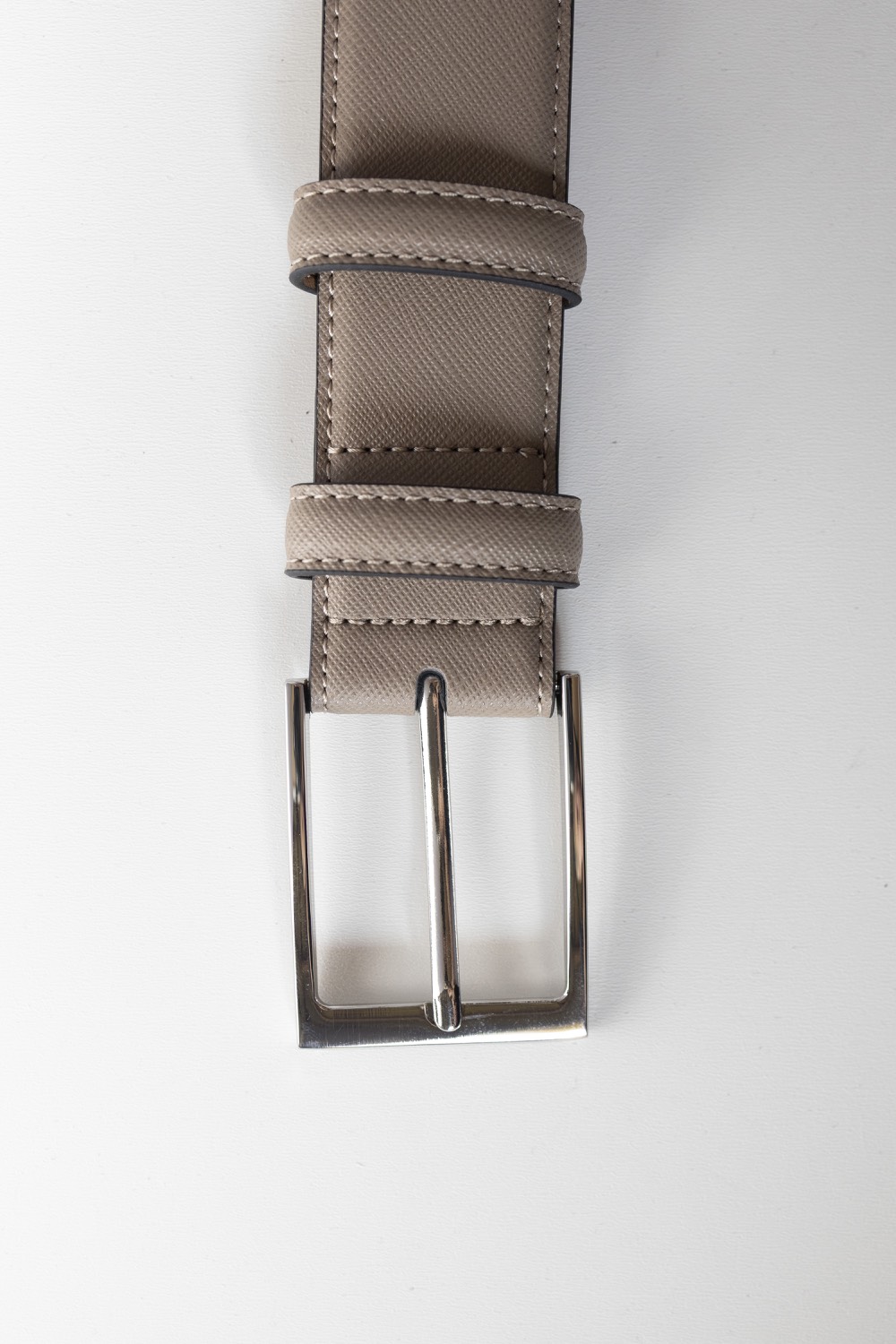 Классический ремень из кожи saffiano с пряжкой серебро, 35 мм, серо-коричневый