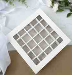 Коробка для 25 конфет с квадратным окном 22*22*3.5 (белая)