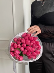 Букет из 35 ярко-розовых тюльпанов доступен к заказу с 3.03.2026