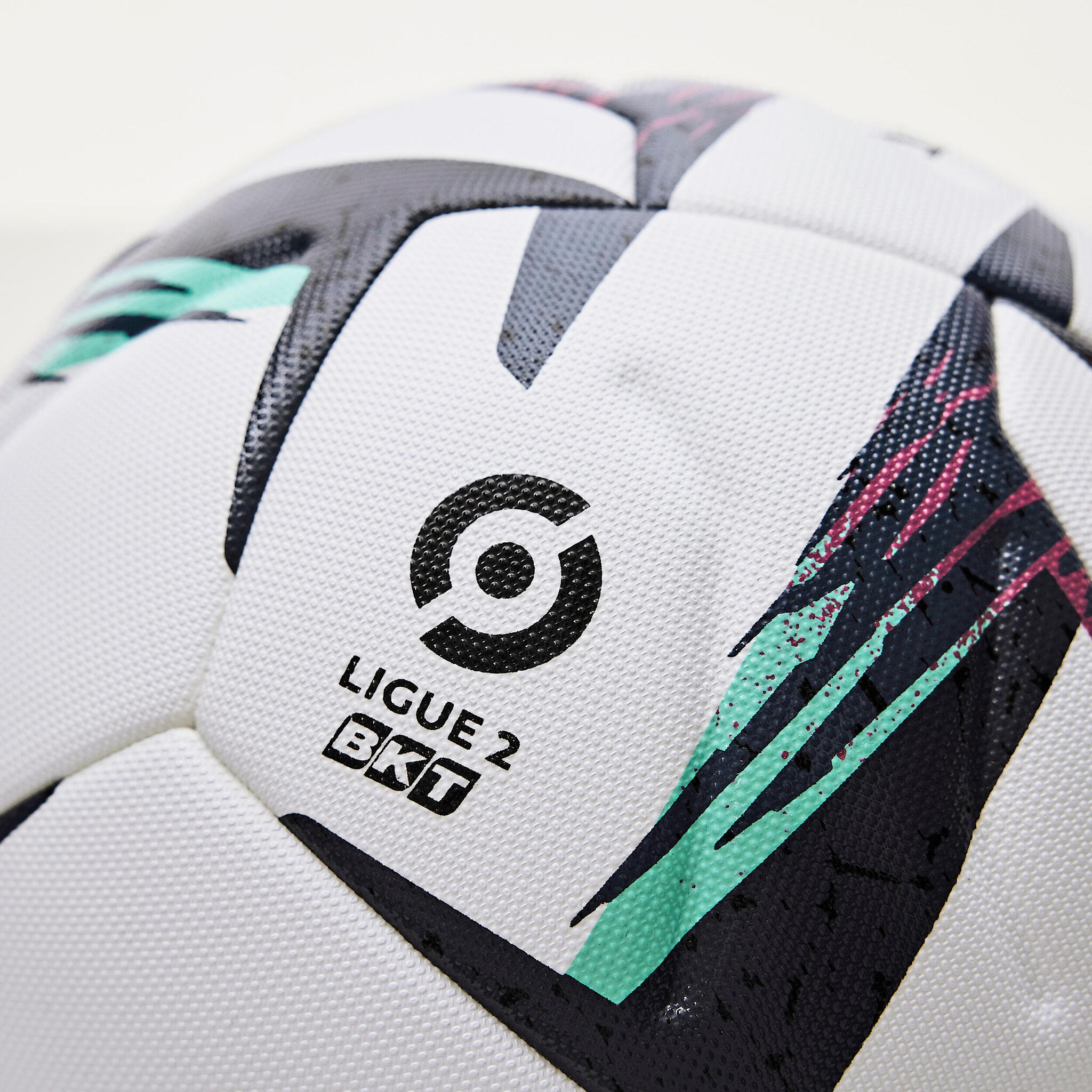 Мяч Kipsta Ligue 2 BKT Officiel Match Ball 2023 в коробке купить в Москве |  Доставка по России.