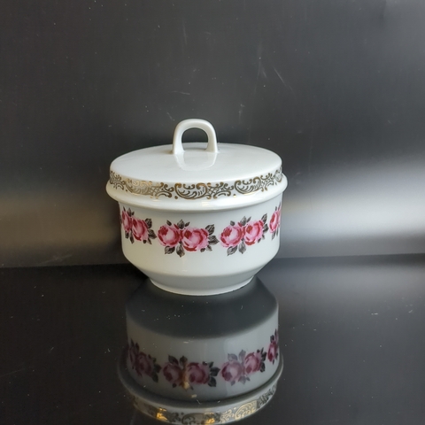 Сахарница фарфоровая, клеймо Graf Von Henneberg Porzellan, 1777 Jlmenau, Германия, роспись цветы, золочение, винтаж 1973-1977 гг