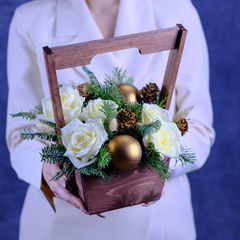 Зимняя композиция с белыми розами #689