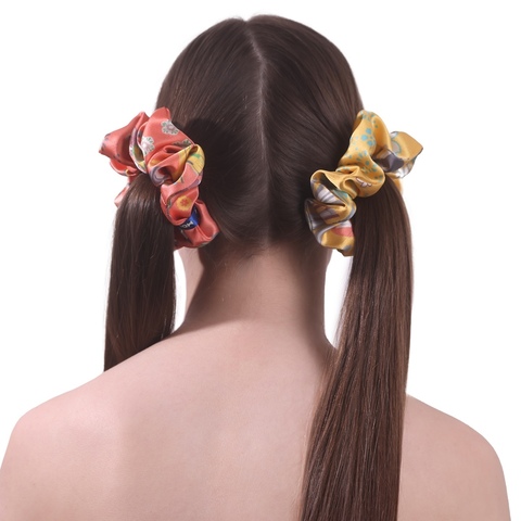 Шелковая резинка для волос Mollen Оммаж розово-коралловый