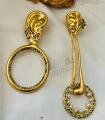 73326- Длинные асимметричные серьги в стиле Schiaparelli с круглыми подвесками