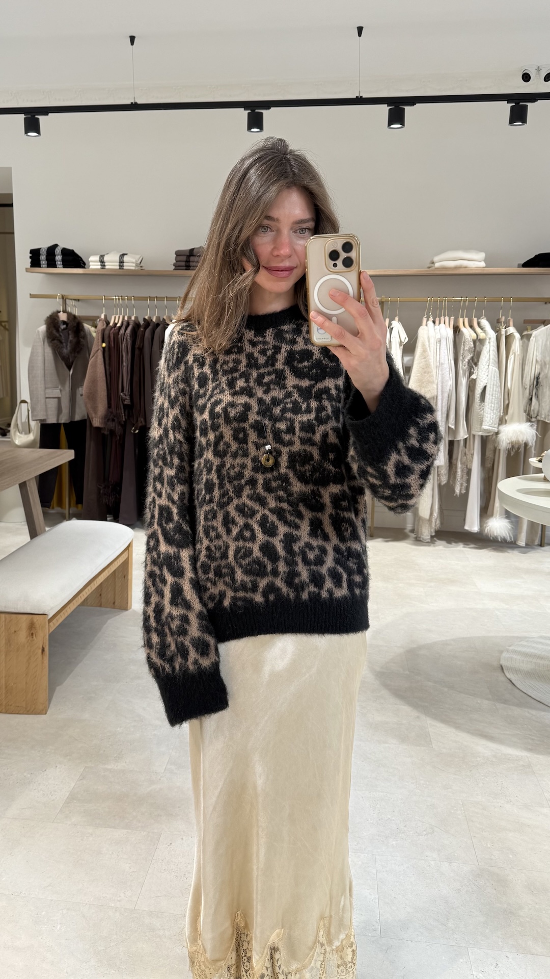 Объемный свитер с леопардовым рисунком