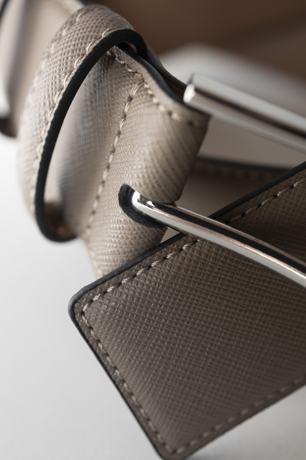 Классический ремень из кожи saffiano с пряжкой серебро, 35 мм, серо-коричневый