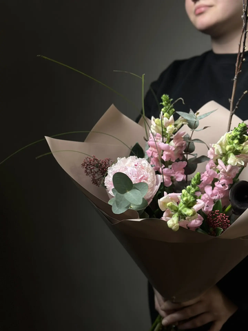 Сборный букет «Элегия пиона»