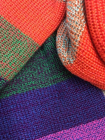 Классический двойной шарф с разноцветными полосками одинакового размера