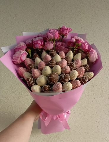 Клубника в шоколаде и розы