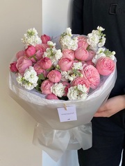 Авторский букет из яркой кустовой пионовидной розы с маттиолой