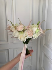 Свадебный букет из одноголовых роз, лизиантуса и диантусов