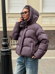 Фиолетовый пуховик с капюшоном