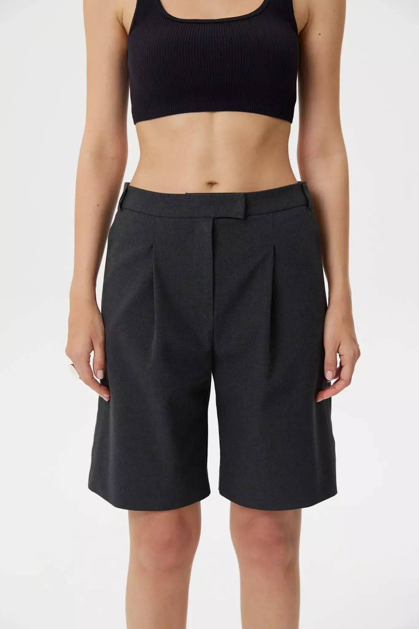 Бермуды Square, Серый